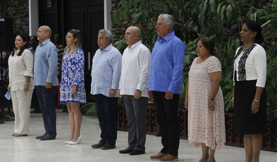 Presidencia del acto de condecoración a mujeres destacadas.