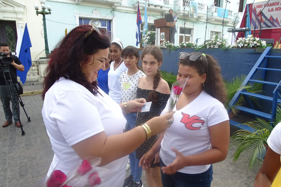 Entrega de carné a nuevas federadas.