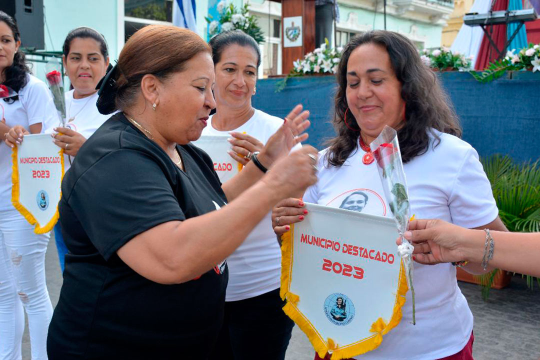 Teresa Amarelle entrega a Placetas la condición de Municipio destacado.