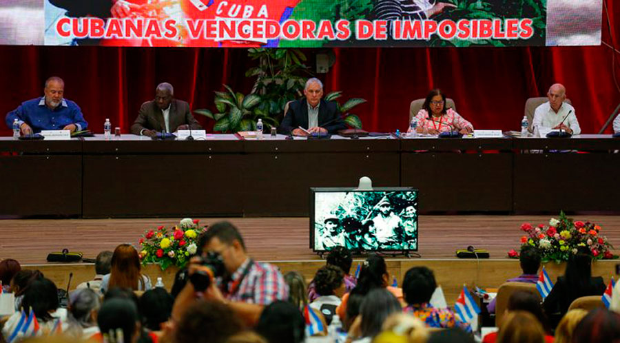 Presidente cubano, Miguel Díaz-Canel, clausura el XI Congreso de la FMC.