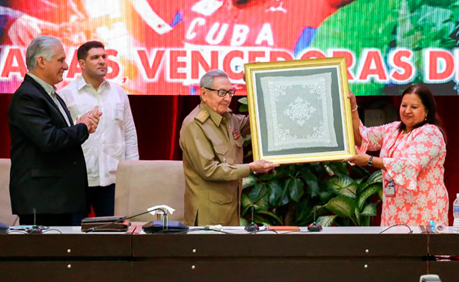 El General de Ejército Raúl Castro Ruz, recibe reconocimiento durante el XI Congreso de la FMC. 