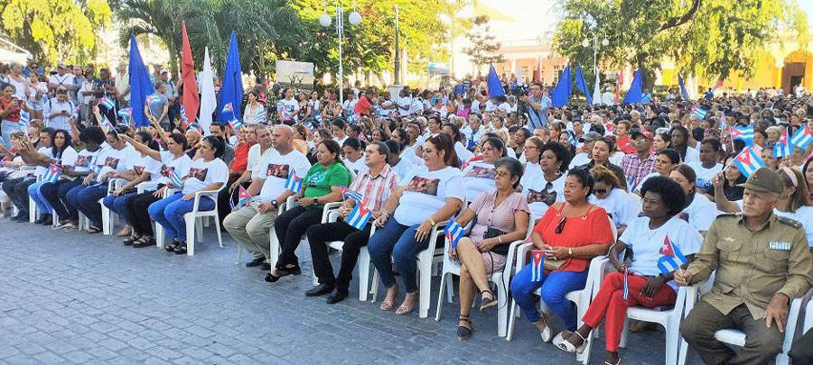 Presidencia y participantes en el acto por el aniversario 64 de la FMC.