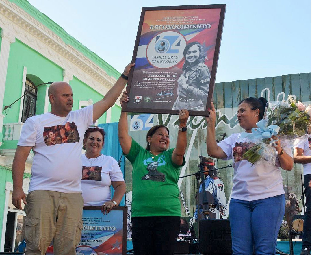 Reconocimiento del Partido y el Gobierno de Villa Clara a la Federación de Mujeres Cubanas.