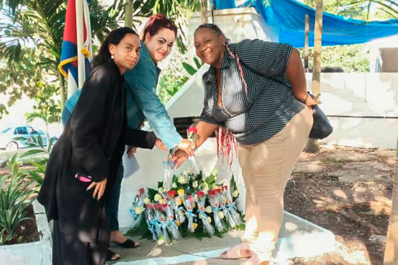 Flores dedicadas a Celia Sánchez.