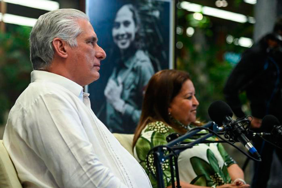 Presidente cubano, Miguel Díaz-Canel, y Teresa Amarelle Boué, secretaria general de la Federación de Mujeres Cubanas.