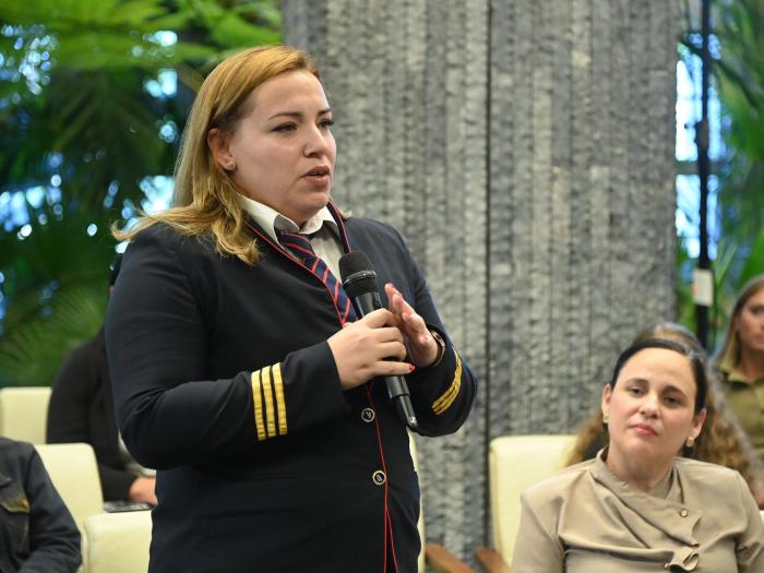 Mujer trabajadora de la aviación cubana.