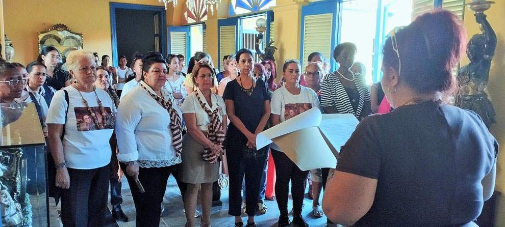 Mayelín Díaz Rodríguez, secretaria general de la FMC en Villa Clara, inaugura la exposición.