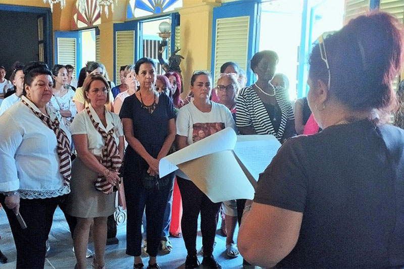 Mayelín Díaz Rodríguez, secretaria general de la FMC en Villa Clara, inaugura la exposición.