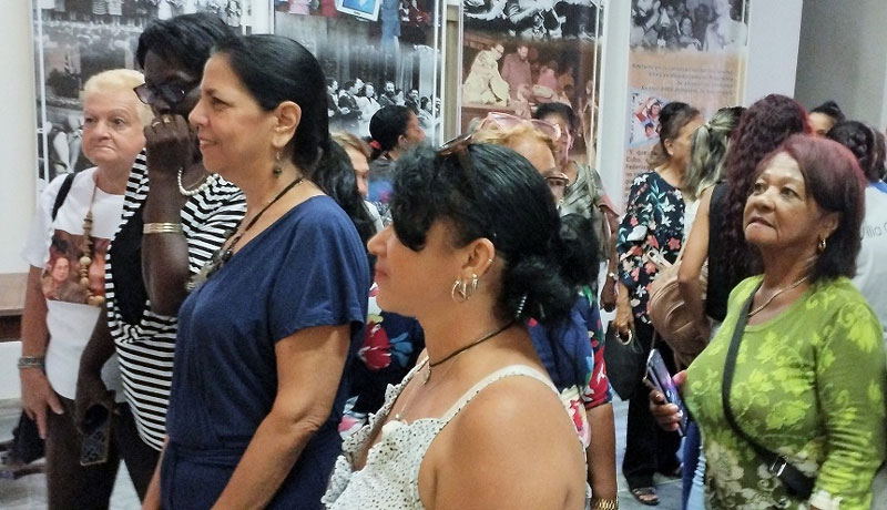 Federadas observando la exposición.