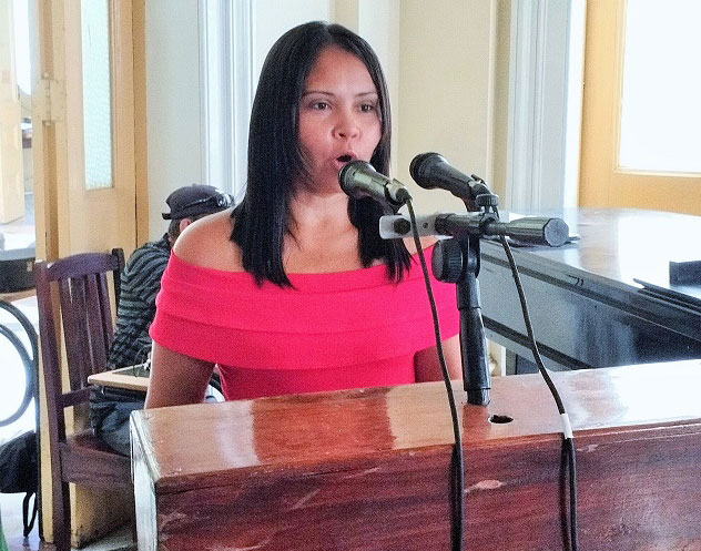 Addys Fernández Pérez, habla en nombre de las condocoradas.