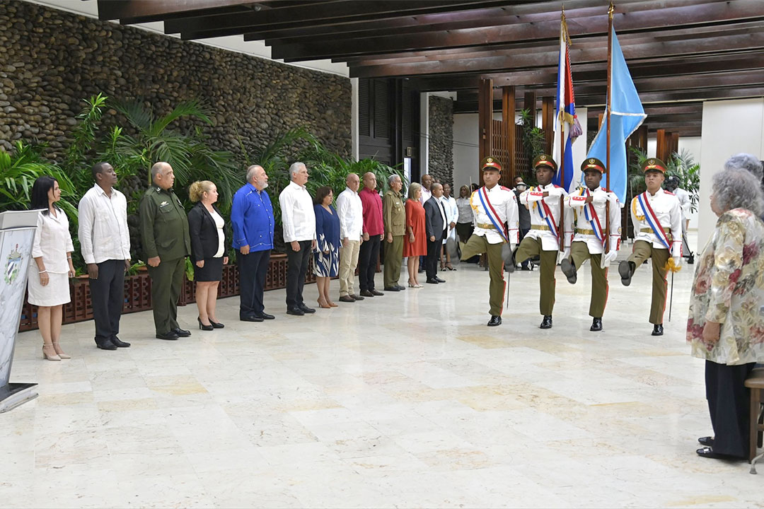 Presidencia del acto de condecoración a mujeres destacadas, por el aniversario 65 de la FMC.