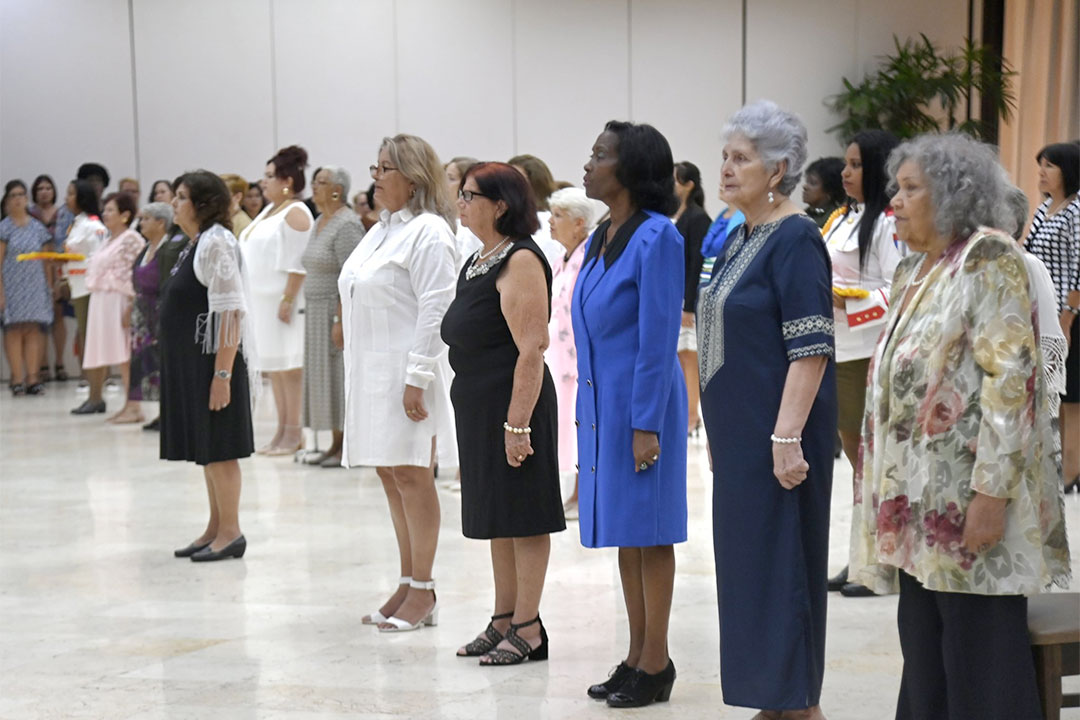 Grupo de mujeres condecoradas.