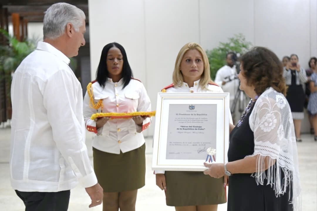 Presidente de la República, Miguel Díaz-Canel Bermúdez, impuso el Título Honorífico de Heroína del Trabajo de la República de Cuba a la Doctora en Ciencias Mayda Benigna Álvarez Suárez