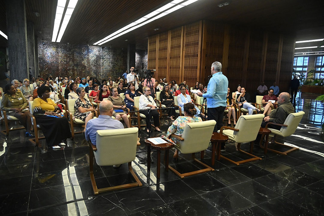 Presidente de Cuba, Miguel Díaz-Canel, dialoga con una representación de mujeres cubanas.
