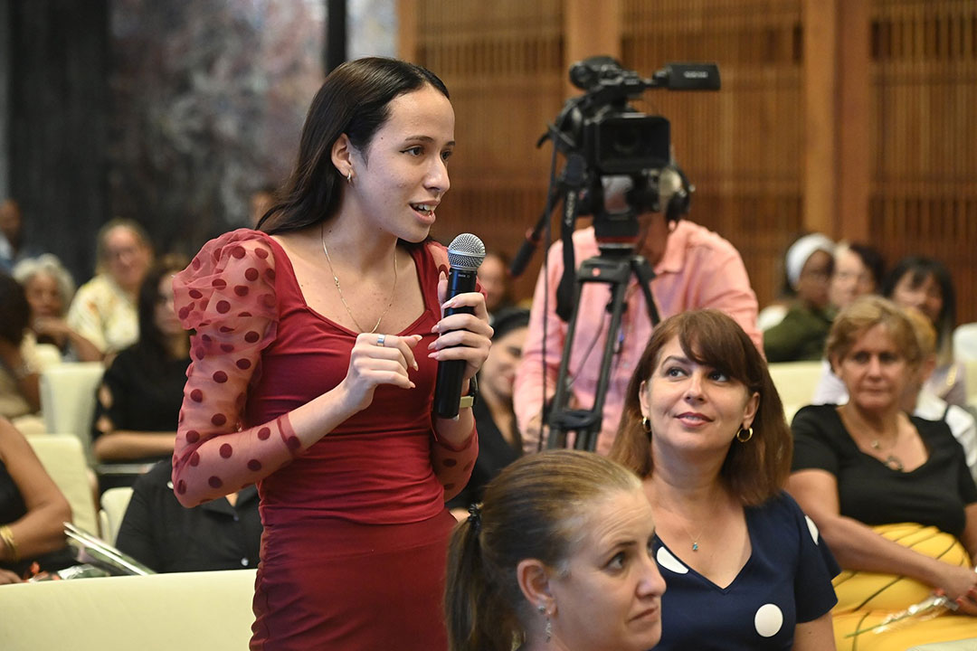 Intervención de asistente al encuentro de mujeres cubanas y el presidente de la República.