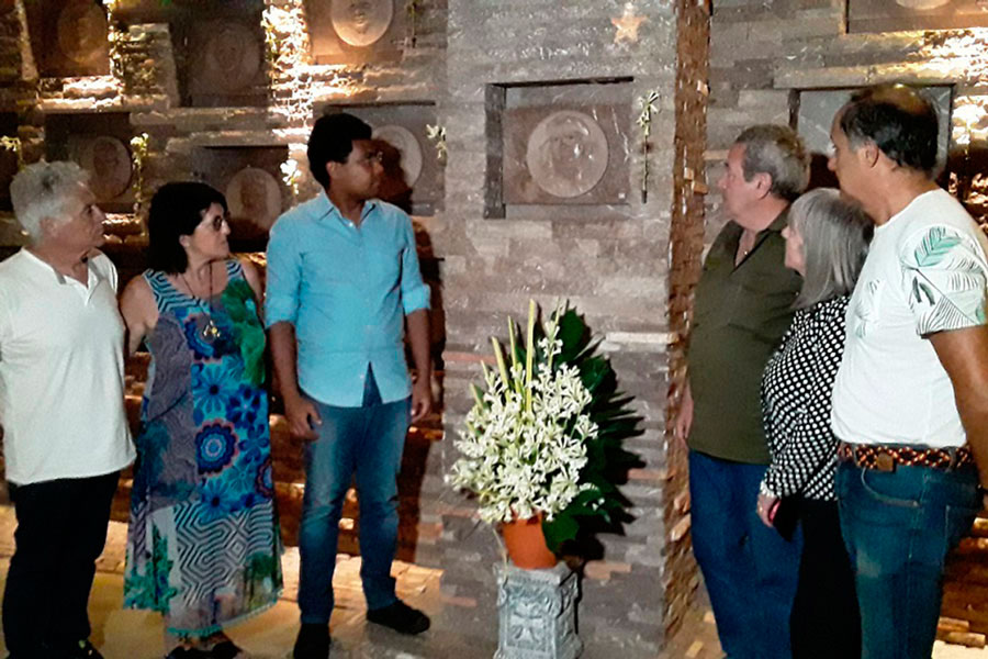 Emilio Lambiase y la delegación que lo acompaña depositaron una ofrenda floral en el Memorial donde reposan los restos del Che y sus compañeros caídos en Bolivia.  