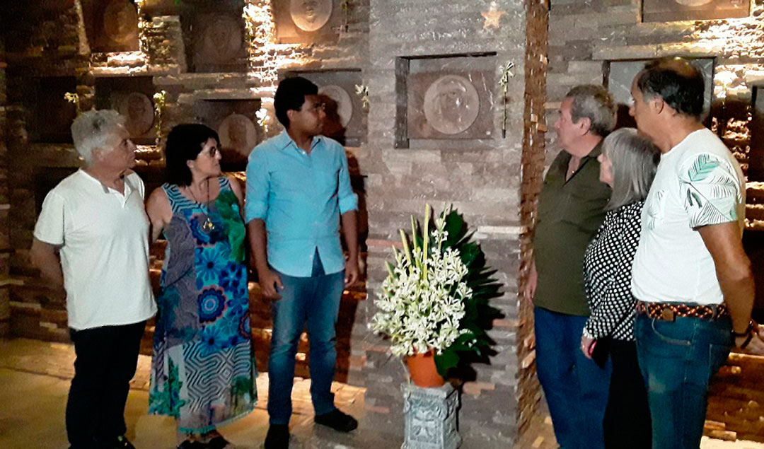 Emilio Lambiase y la delegación que lo acompaña depositaron una ofrenda floral en el Memorial donde reposan los restos del Che y sus compañeros caídos en Bolivia.  