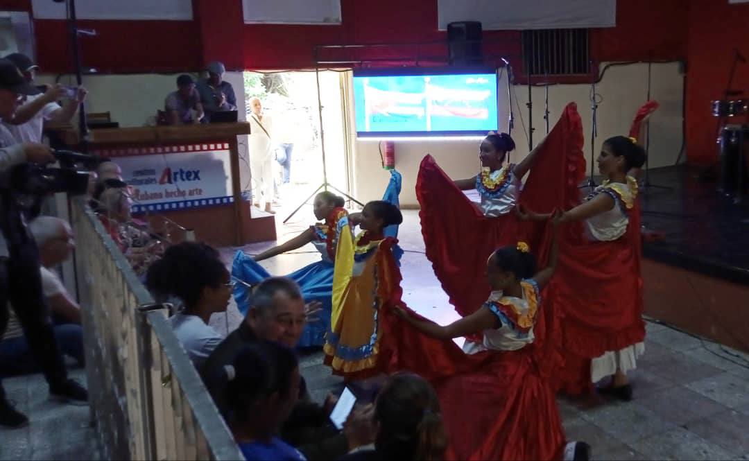 Danza infantil en el acto de solidaridad con Venezuela.