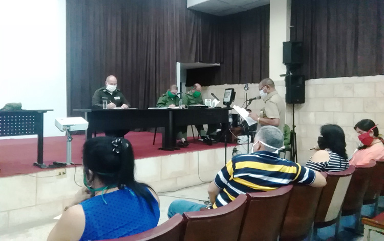 El doctor Jorge Eduardo Berrio íguila, director del Hospital Militar, informa la situación del dí­a, con 9 pacientes en terapia intensiva