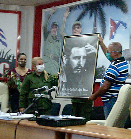 Reconocimiento a Juan Carlos Valdés por su labor en el Buró Provincial del PCC en Villa Clara. Reconocimiento a Juan Carlos Valdés por su labor en el Buró Provincial del PCC en Villa Clara.