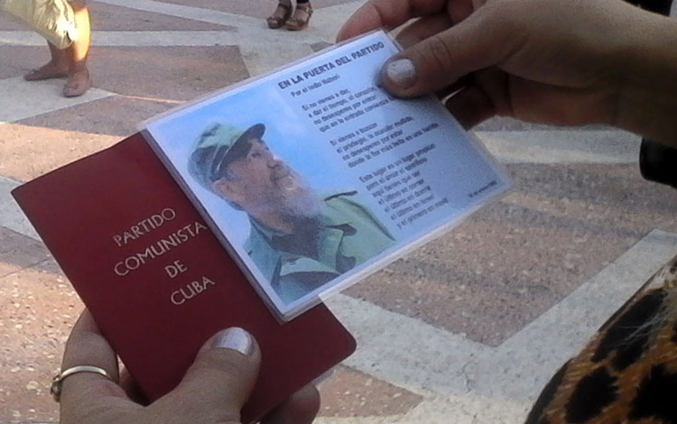 Nuevos militantes reciben el carné del Partido Comunista de Cuba.