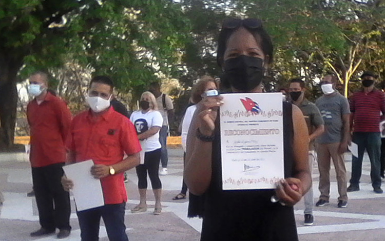 Trabajadores del PCC reciben reconocimiento por el trabajo en el Partido Comunista de Cuba.