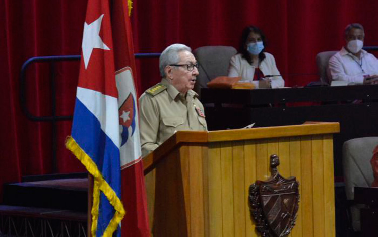 General de Ejército Raúl Castro Ruz presenta el Informe Central al 8.o Congreso del Partido Comunista de Cuba.