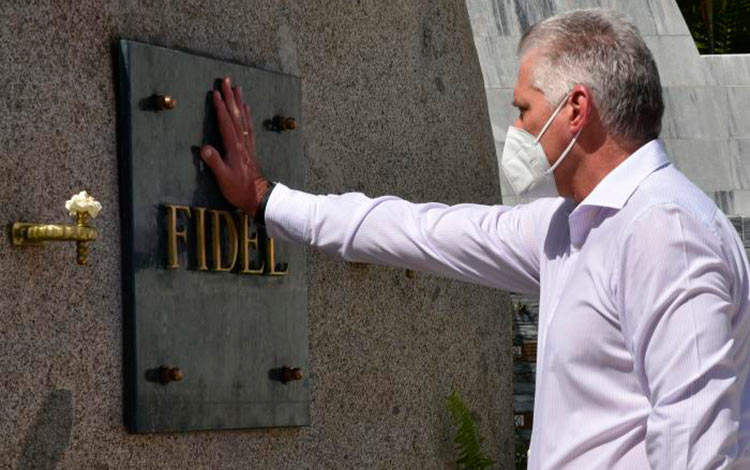 Primer Secretario del Partido, Miguel Díaz-Canel Bermúdez, rinde tributo a Fidel.