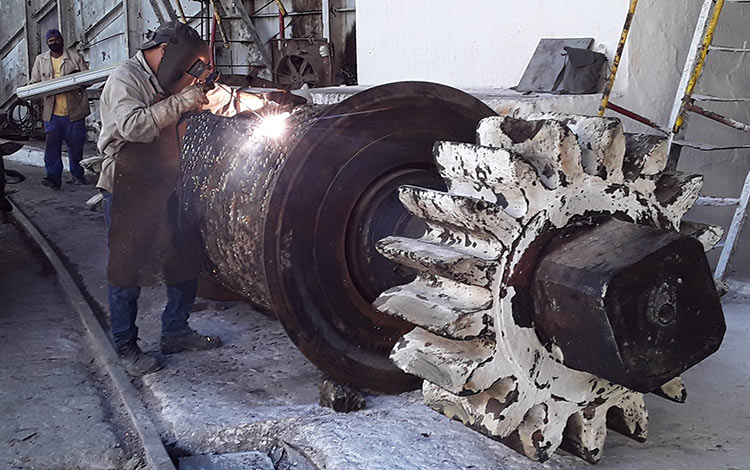 Reparaciones en el central Quintí­n Bandera, de Corralillo.