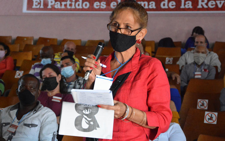 Arelys Lara Velázquez, militante del central Quintí­n Bandera, de Corralillo.