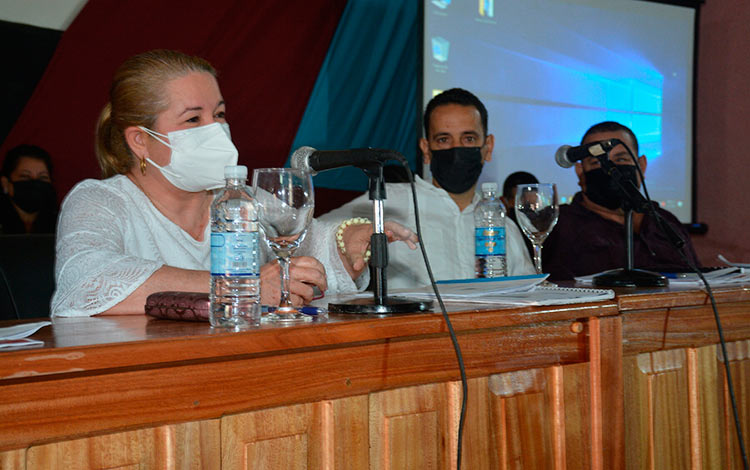 Yudí­ Rodrí­guez Hernández, primera secretaria del PCC en Villa Clara, interviene en la Asamblea de Balance de Quemado de Gí¼ines.