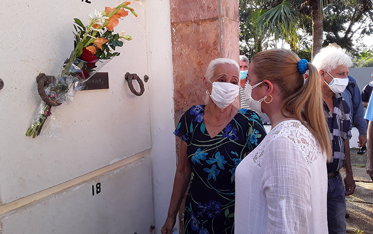 Yudí­ Rodrí­guez Hernández, primera secretaria del PCC en la provincia, acompañó a familiares de los mártires caí­dos en misiones internacionalistas. (Foto: Francisnet Dí­az Rondón)