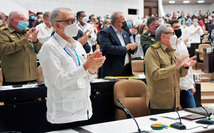 Dí­az-Canel expresó:  ¡Los convoco a pensar y actuar.iA estar a la altura de nuestro pueblo y de sus lí­deres históricos.iA trabajar con la mayor eficiencia, intensamente, pero sin agobio! Foto: Estudios Revolución