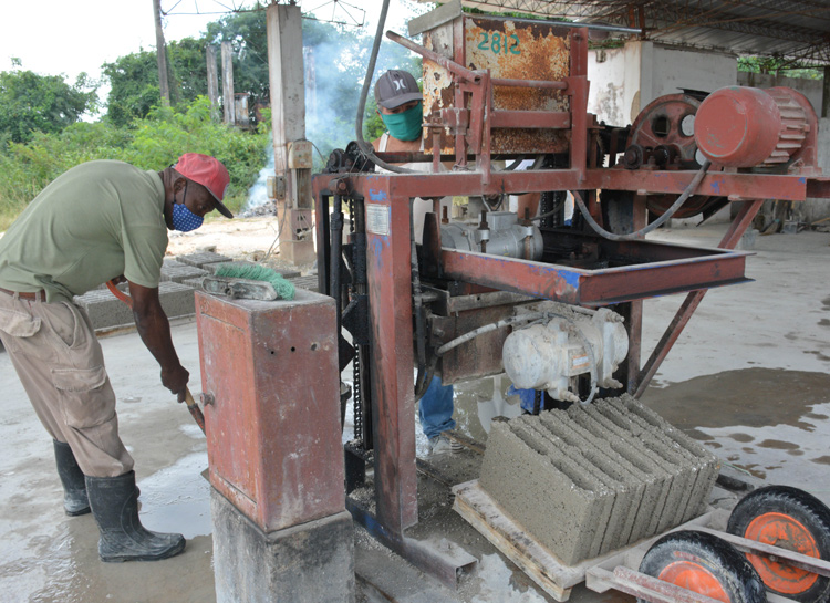 Producción de materiales de la construcción en Sagua la Grande.