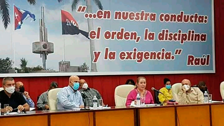 Presidencia de la reunión del Comité Provincial del Partido Comunista de Cuba en Villa Clara.