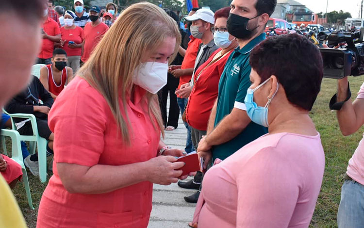 Yudí­ Rodrí­guez, primera secretaria del Partido en Villa Clara, entrega carné del Partido a nuevos militantes de la organización.