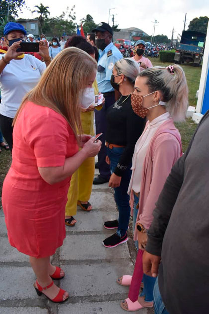 Yudí­ Rodrí­guez, primera secretaria del Partido en Villa Clara, entrega carné del Partido a nuevos militantes de la organización.