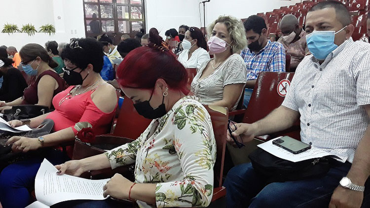 Delegados a la Asamblea de Balance del Partido en Villa Clara participan en análisis previo del informe.