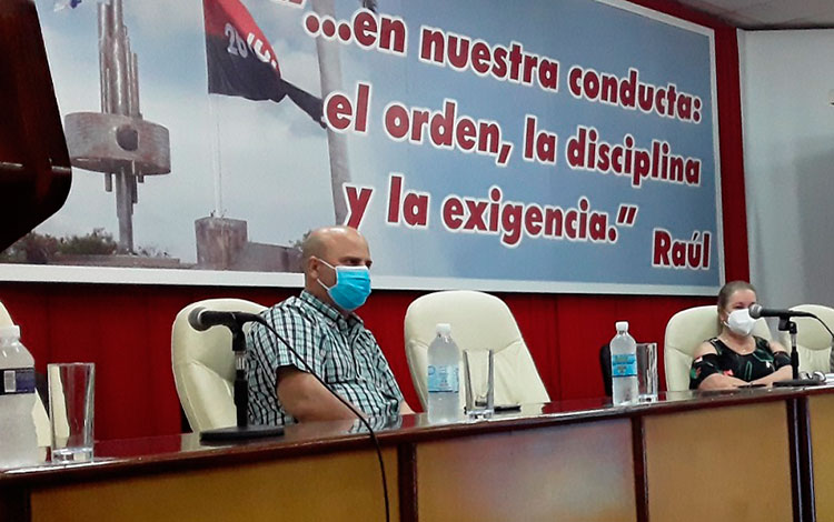 Yudí­ Rodrí­guez, primera secretaria del Partido en Villa Clara, y otros miembros del Buró Provincial presiden la reunión de análisis previo del informa a la Asamblea de Balance del PCC.