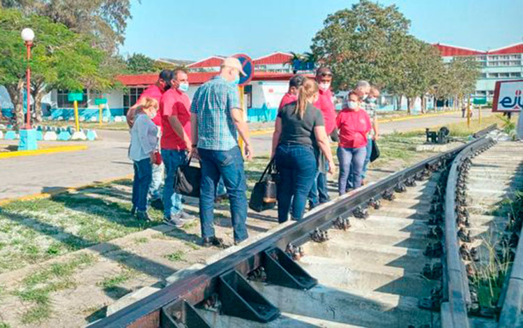 Miembros del Comité Provincial del Partido en Villa Clara recorren la Empresa Industrial de Instalaciones Fijas, en Santa Clara.