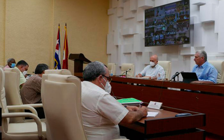  «Hay que estar constantemente pensando, reelaborando ideas, analizando situaciones, trabajando con los datos para llegar a las mejores acciones de transformación revolucionaria», señaló Díaz-Canel. Foto: Estudios Revolución 