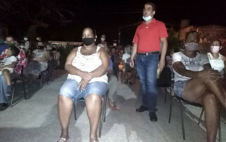 Vecinos del Consejo Popular Condado Sur, en diálogo con el primer secretario del Partido en Villa Clara.