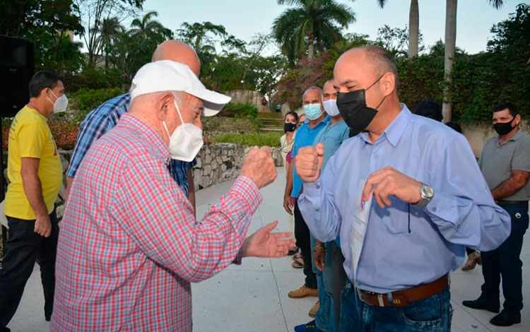 El compañero José Ramón Machado Ventura reconoce a trabajadores del Partido en Villa Clara.