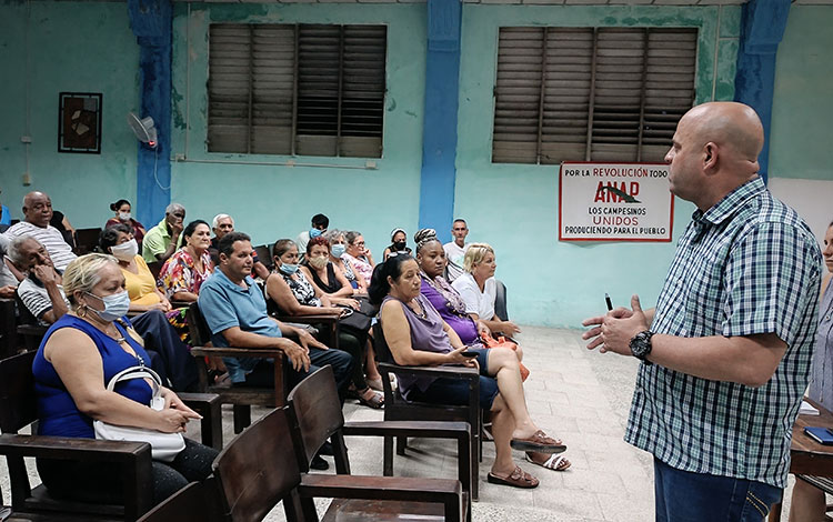 Osnay Miguel Colina sostiene encuentro con representantes de la comunidad del consejo popular Vigía-Sandino.