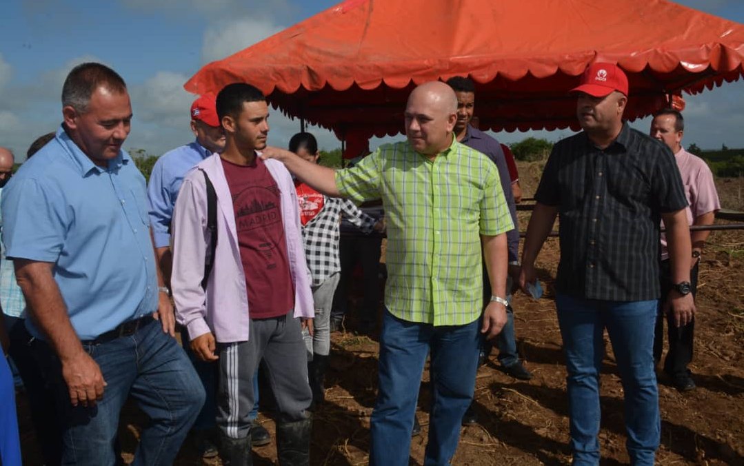 El miembro del Buró Político intercambió con dos jóvenes egresados del Servicio Militar, quienes desbrozaron de marabú las hectáreas que les fueron asignadas y comenzaron a sembrar maíz, plátano y calabaza. (Foto: Ramón Barreras Valdés)