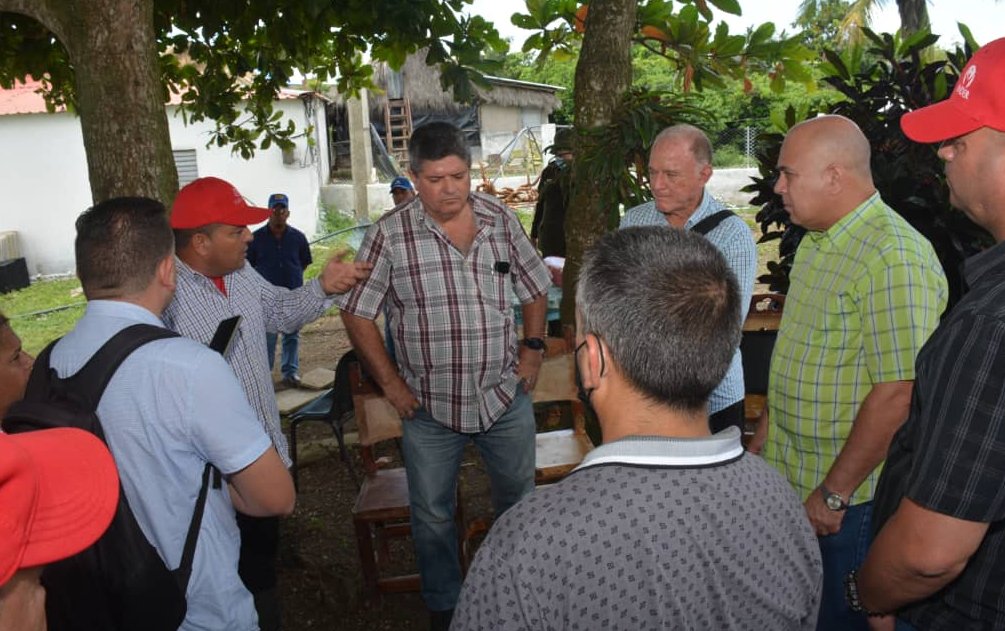 En la finca La Valet, del destacado productor Orelvis Peñate Mesa, Morales Ojeda intercambió con consultores de la Universidad Central  «Marta Abreu » de Las Villas. (Foto: Ramón Barreras Valdés)