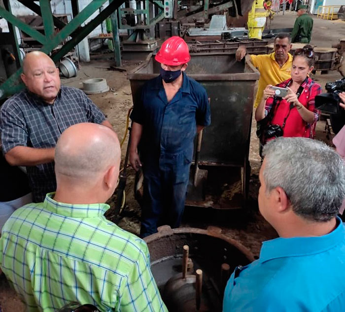 Idael Cristóbal Hidalgo, director de Planta Mecánica, ofrece detalles de la empresa a Roberto Morales Ojeda.