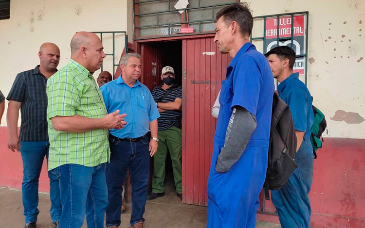 Roberto Morales Ojeda, secretario de Organización y Política de Cuadros del CC del PCC, dialoga con trabajadores de Planta Mecánica.