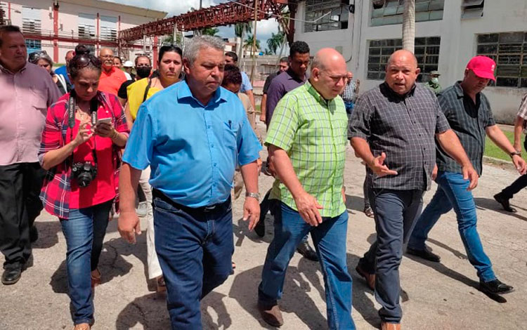 Roberto Morales Ojeda, miembro del Buró Polí­tico y secretario de Organización y Polí­tica de Cuadros, junto a Ulises Guilarte de Nacimiento, visita la Empresa Mecánica Fabric Aguilar Noriega, de Santa Clara.