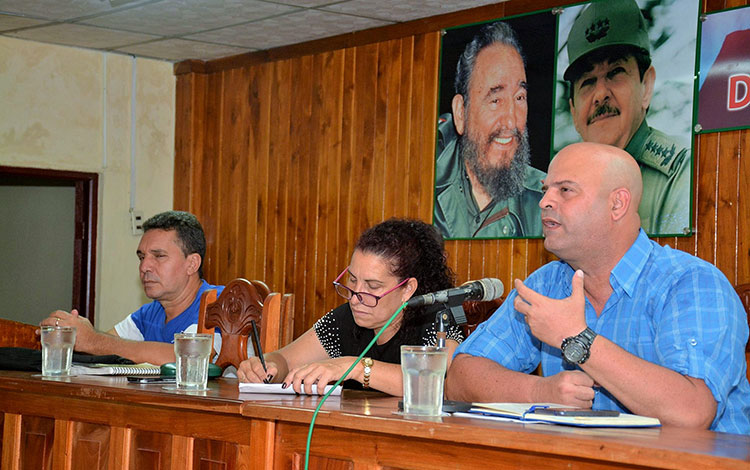 Osnay Miguel Colina, primer sercretario del PCC en Villa Clara en diálogo con representantes del consejo popular Centro, de Santa Clara.